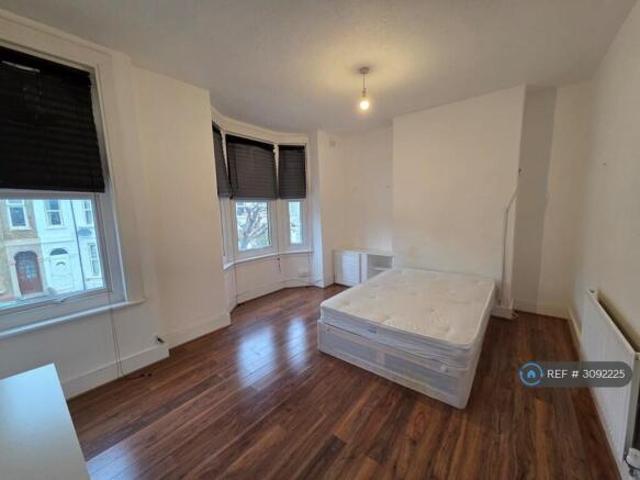 Flat for rent in Cat Hill, England