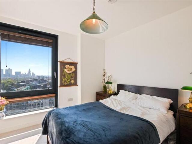Flat for rent in Cat Hill, England