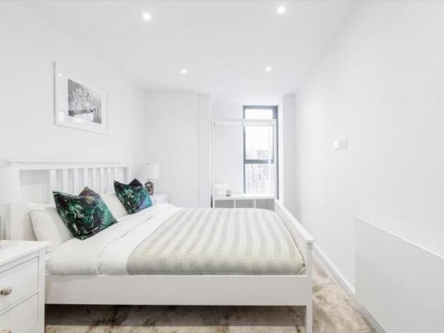 Flat for rent in Cat Hill, England