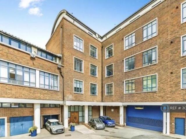 Flat for rent in Cat Hill, England