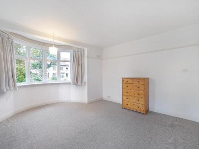 Flat for rent in Ferme Park, Greater London