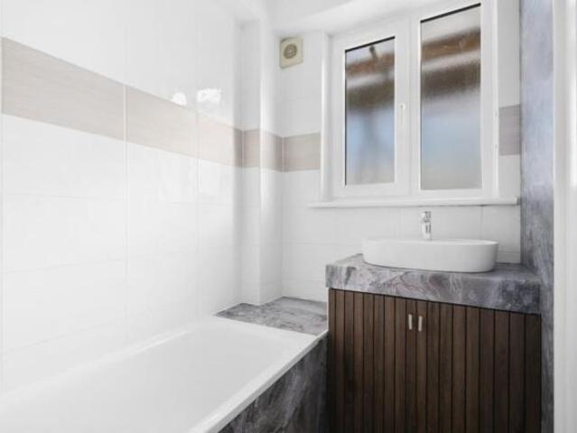 Flat for rent in Cat Hill, England