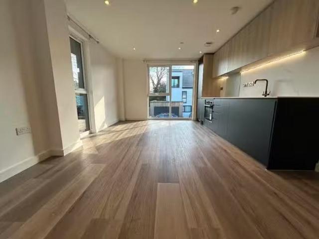 House for rent in Heol-las, Surrey