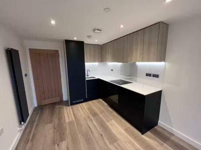 House for rent in Heol-las, Surrey