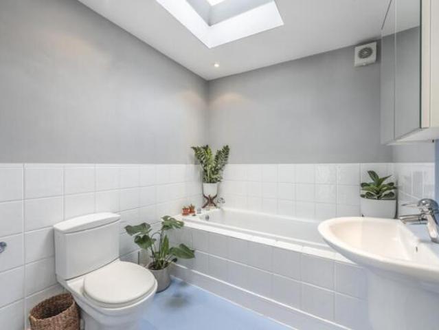 Flat for rent in Cat Hill, England