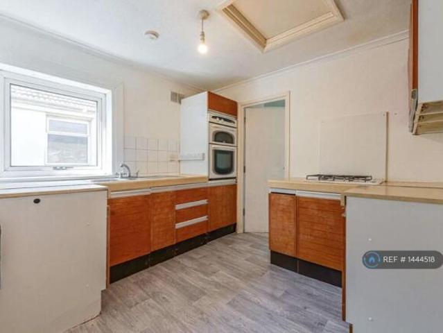 Flat for rent in Cat Hill, England