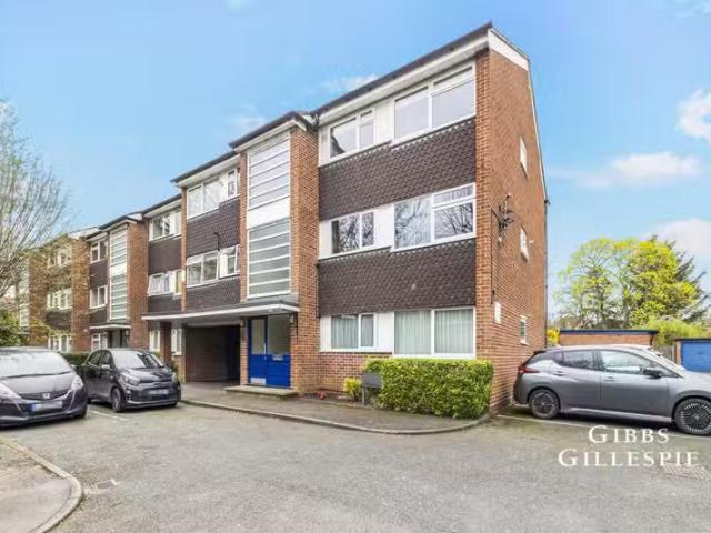 House for rent in Hatch End, Greater London