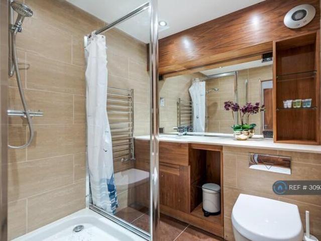 Flat for rent in Cat Hill, England