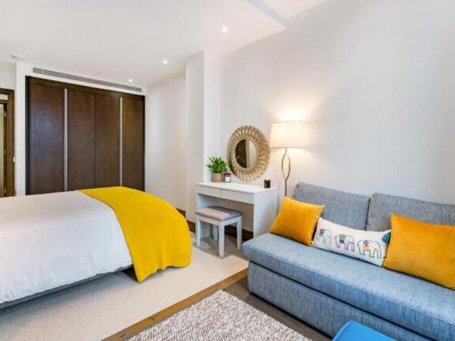 Flat for rent in Cat Hill, England