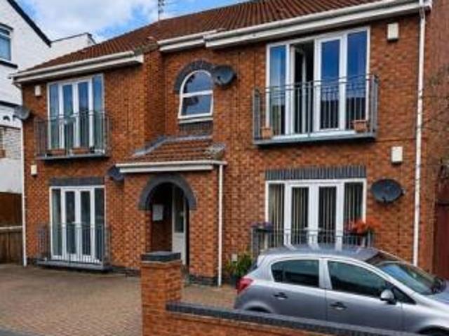 Flat for rent in Calderstones