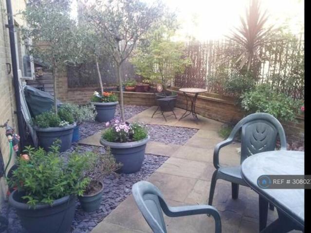 Flat for rent in Cat Hill, England