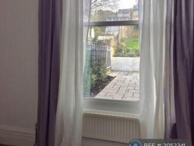 Flat for rent in Cat Hill, England