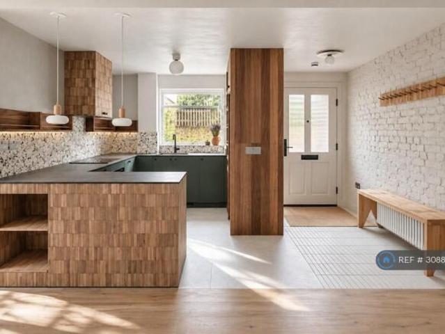 Flat for rent in Cat Hill, England