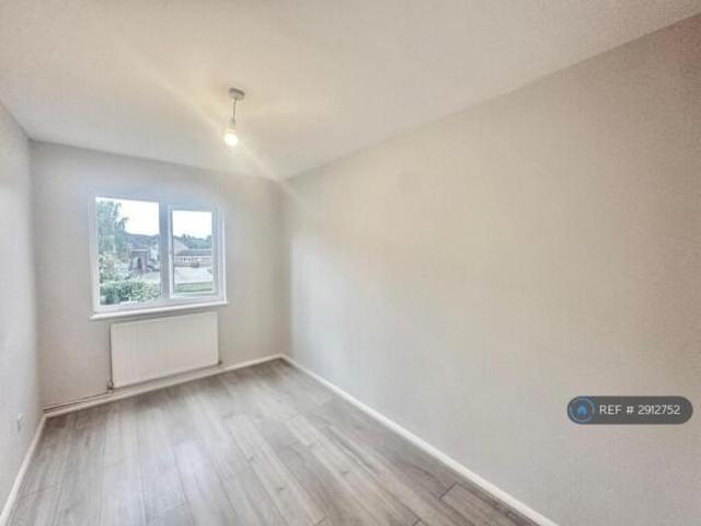 Flat for rent in Five Acres, Hertfordshire