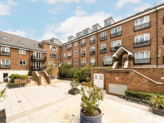 Flat for rent in Brentford End, Greater London