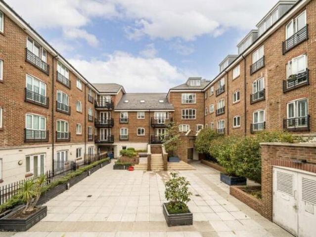 Flat for rent in Brentford End, Greater London
