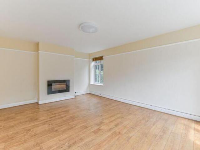 Flat for rent in Cheam, Greater London