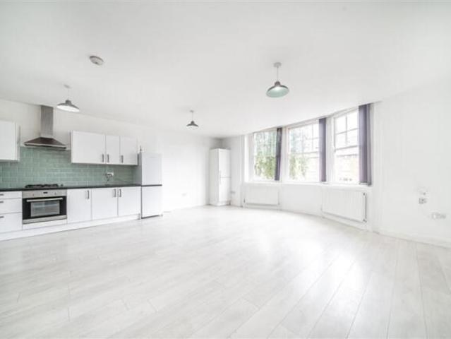 Flat for rent in Teddington, Greater London