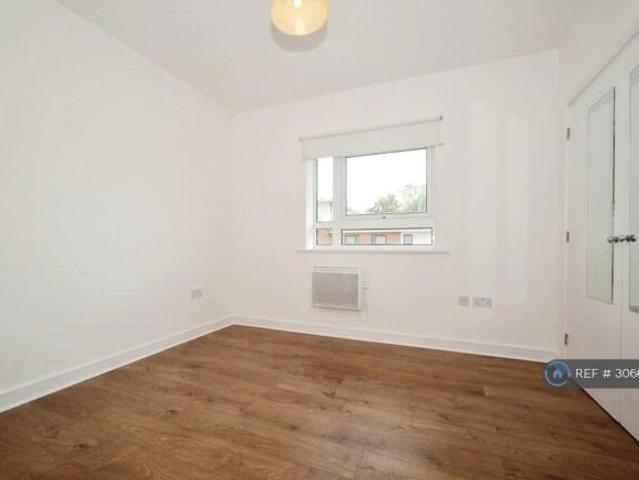 Flat for rent in Cat Hill, England