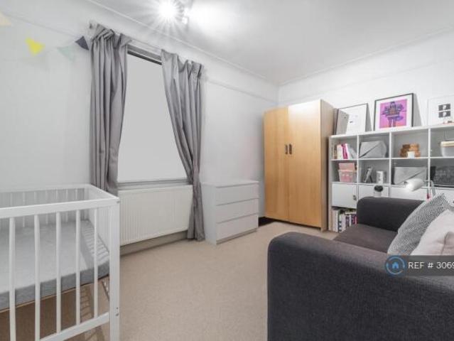 Flat for rent in Cat Hill, England