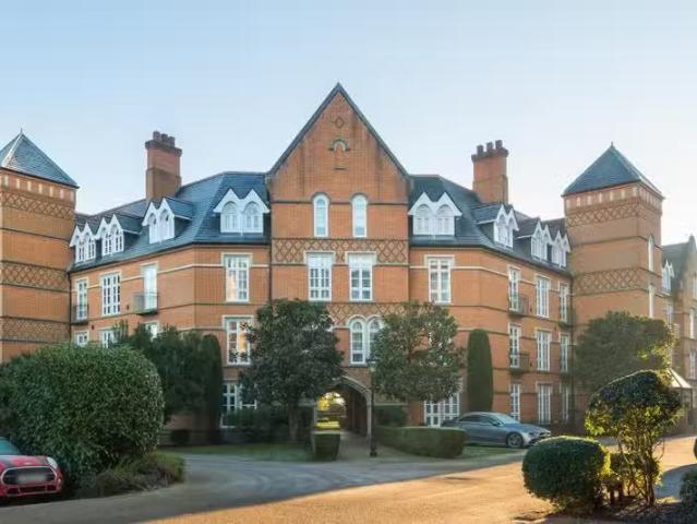 House for rent in Row Town, Surrey