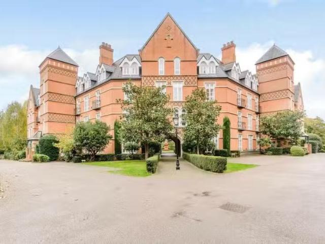 House for rent in Row Town, Surrey