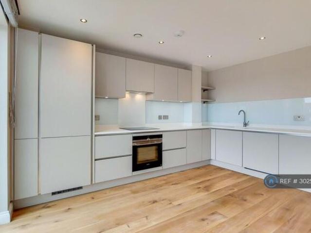 Flat for rent in Cat Hill, England