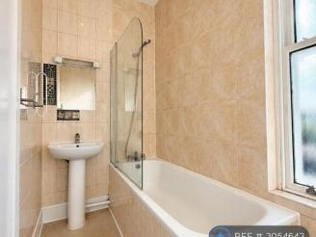 Flat for rent in Cat Hill, England