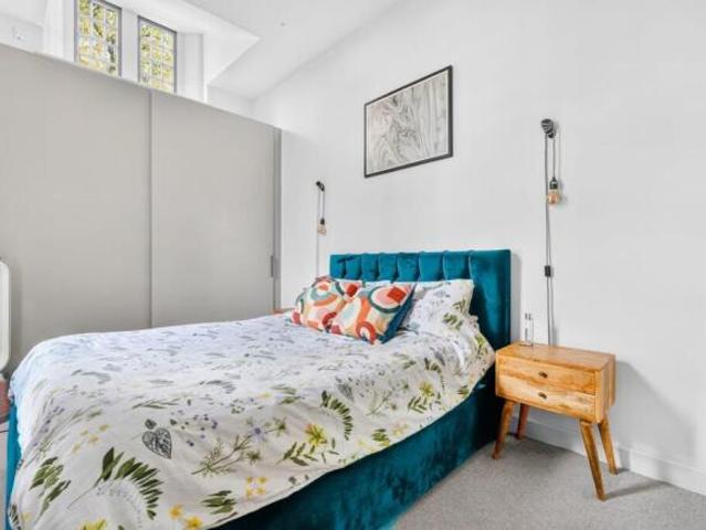 Flat for rent in Cat Hill, England