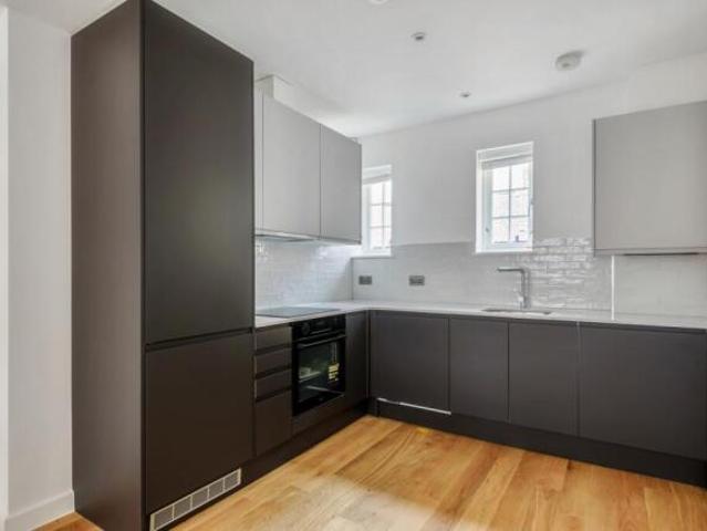 Flat for rent in Cat Hill, England