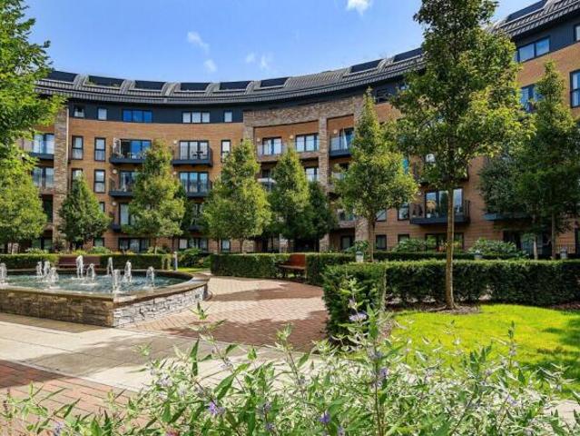 Flat for rent in Little Stanmore, Greater London