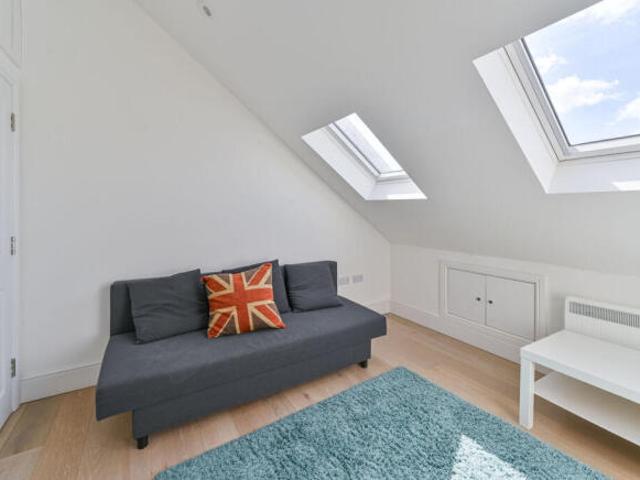 Flat for rent in Tooting Graveney, Greater London