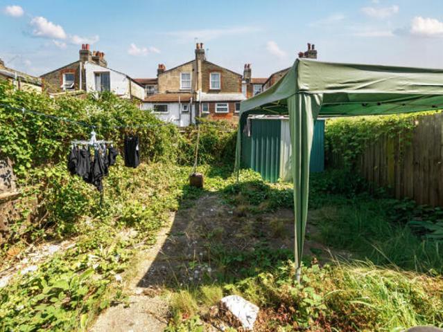 Flat for rent in Tooting Graveney, Greater London