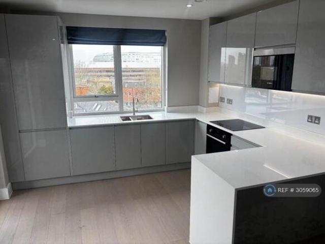 Flat for rent in Cat Hill, England