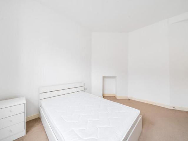 Flat for rent in Cat Hill, England