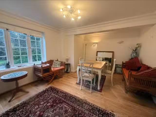 House for rent in Heol-las, Surrey
