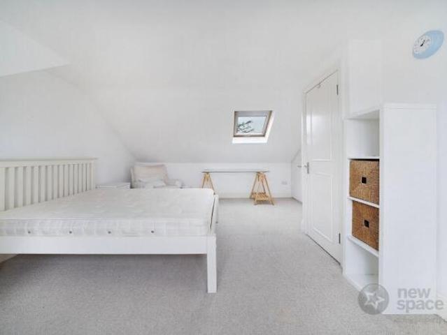 Flat for rent in Cat Hill, England