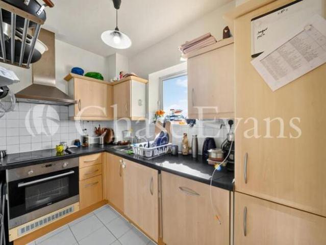 Flat for rent in Cat Hill, England