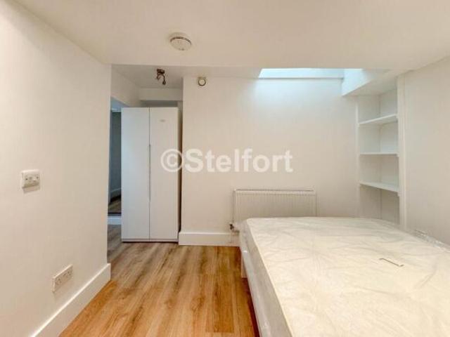 Flat for rent in Cat Hill, England