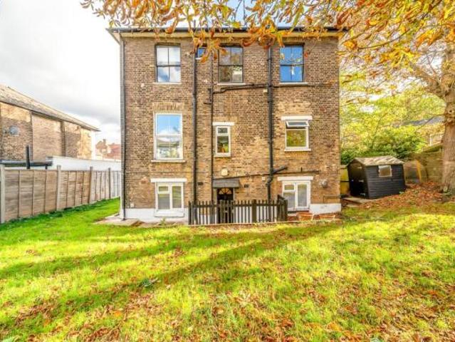 Flat for rent in Cat Hill, England