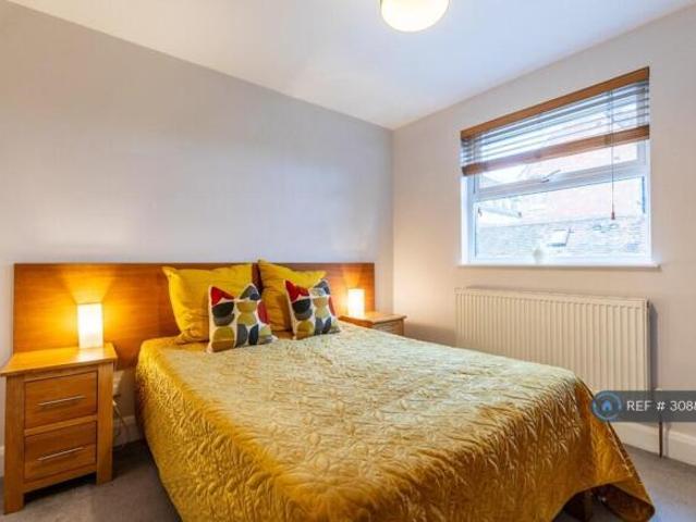 Flat for rent in Cat Hill, England