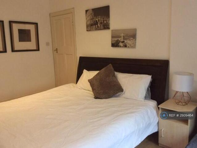 Flat for rent in Cat Hill