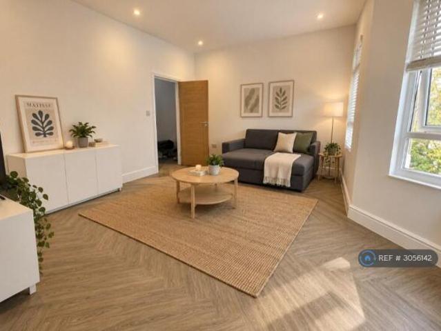 Flat for rent in Cat Hill, England