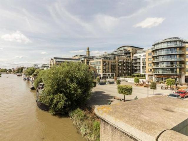 Flat for rent in Brentford End, Greater London
