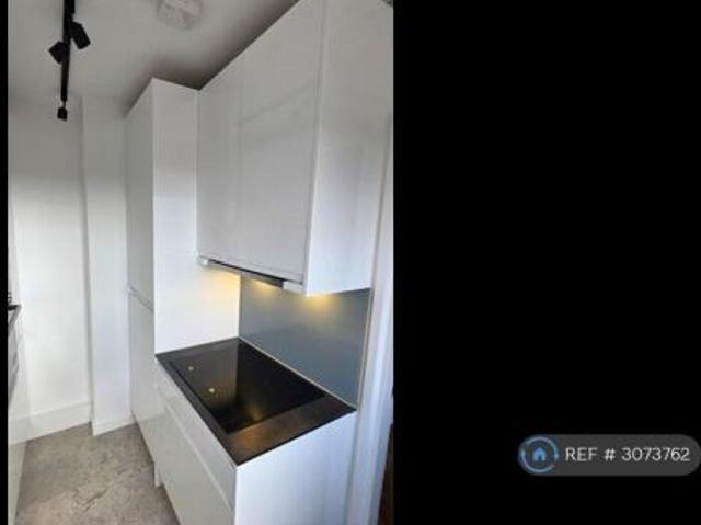 Flat for rent in Cat Hill, England