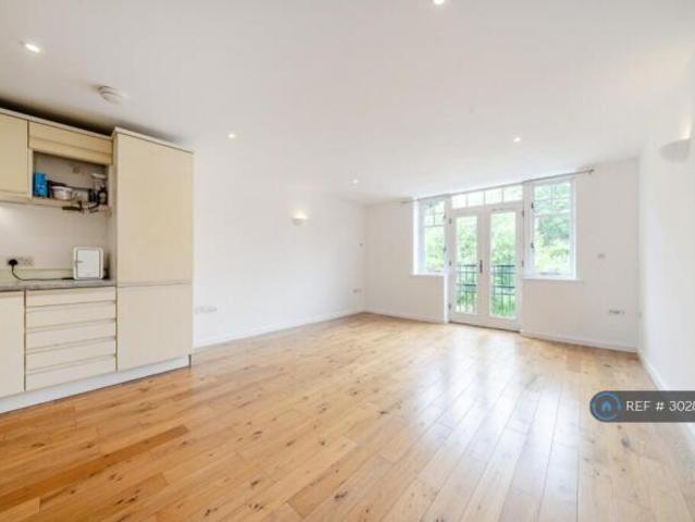 Flat for rent in Kingston Vale, Greater London