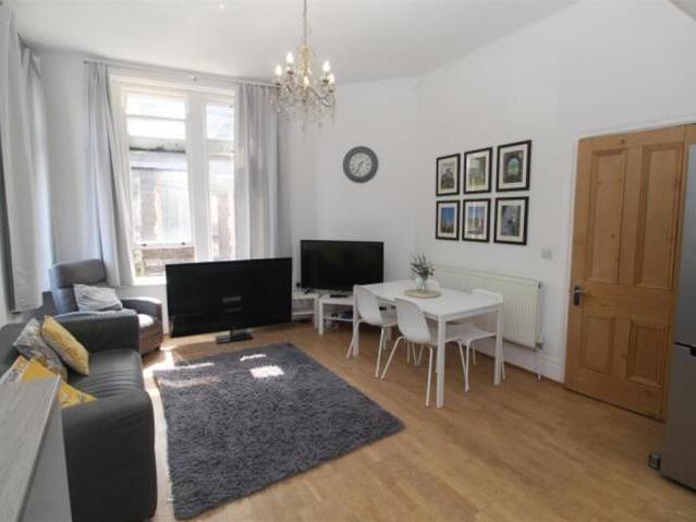 Flat for rent in Roath, Wales