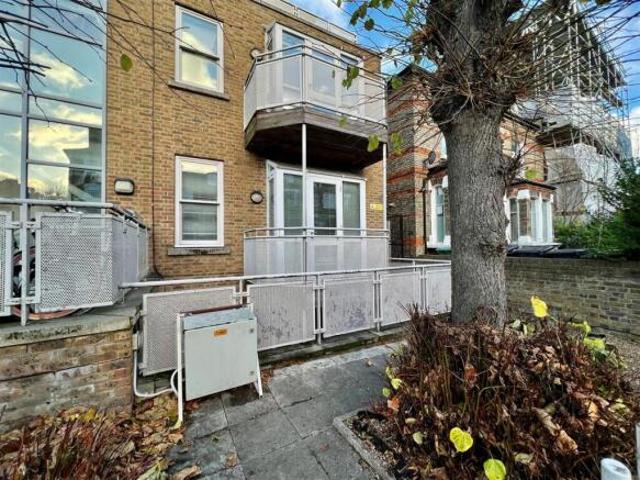 Flat for rent in London Borough of Ealing, Greater London