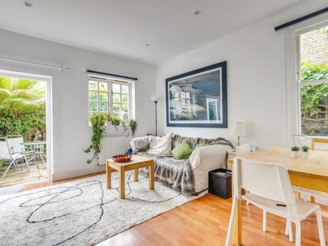Flat for rent in Cat Hill, England