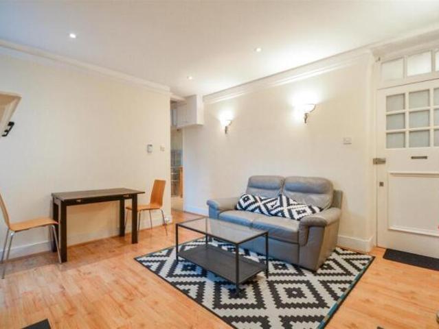 Flat for rent in Cat Hill